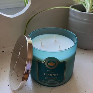 Flannel 3 Wick White Barn Candle! Mahogany, Bergamot & Musk